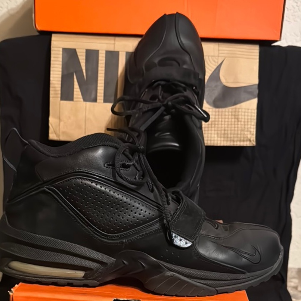 Nike Black Athletic Shoes Sleek Design